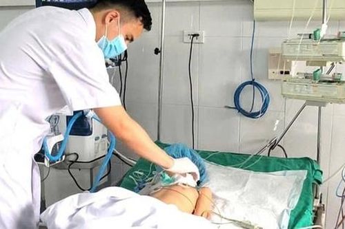 Bé gái nguy kịch vì một vết thương nhỏ ở chân