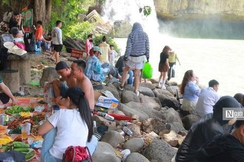 Thác nước hùng vĩ giữa đại ngàn Tây Nguyên thu hút hơn 3.000 du khách mỗi ngày
