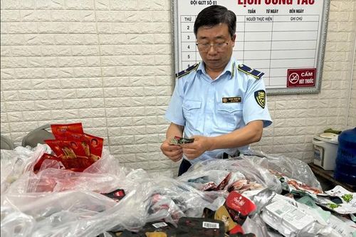 Phát hiện hàng loạt đồ ăn vặt nhập lậu bán tràn lan cho trẻ em tại Hải Dương