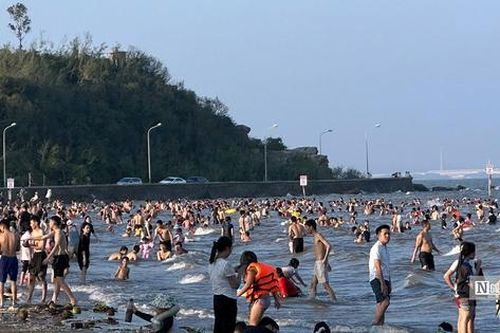 Du khách ùn ùn đổ về Đồ Sơn, ùn tắc hơn 10km