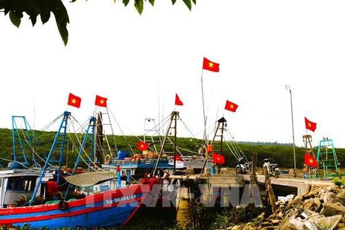 Cờ Tổ quốc tô điểm không gian làng biển tại Nghệ An