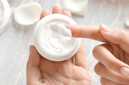 Dùng chung loại kem dưỡng trắng da, hai chị em bị suy thận