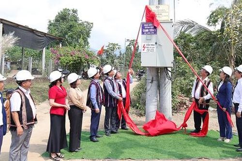 Điện lưới quốc gia xóa tan 'đêm đen' tại làng đồng bào dân tộc thiểu số