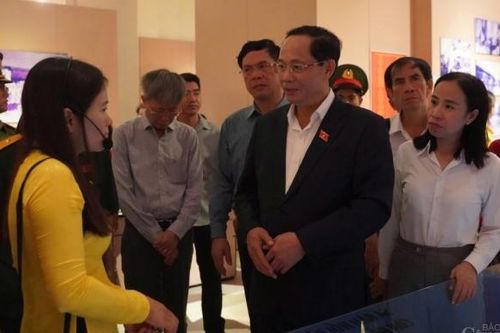 Đoàn công tác Quốc hội tưởng niệm Anh hùng liệt sỹ tại Côn Đảo