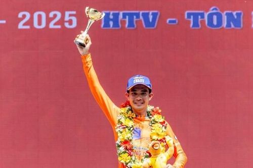 Tay đua Đồng Nai đấu giá Áo cam giành được tại Cúp Truyền hình Thành phố Hồ Chí Minh - Tôn Đông Á 2025 giúp học sinh nghèo hiếu học