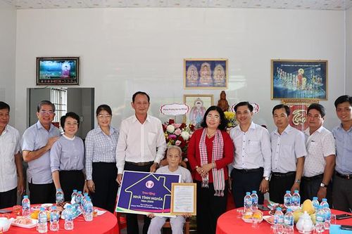 Bàn giao nhà tình nghĩa cho gia đình chính sách