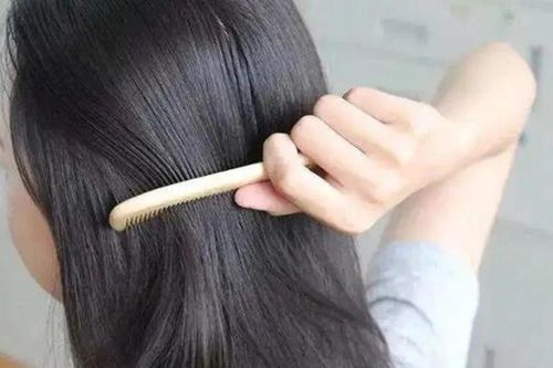 Chải tóc thường xuyên mang lại lợi ích sức khỏe bất ngờ