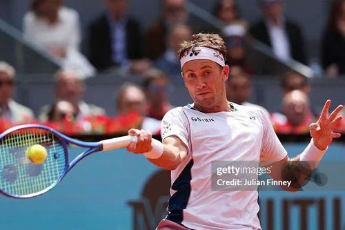 Madrid Open: 'Ông vua sân cứng' Medvedev dừng bước