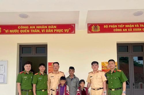 Lực lượng cảnh sát giao thông phối hợp tìm kiếm và bàn giao 2 cháu bé đi lạc về với gia đình