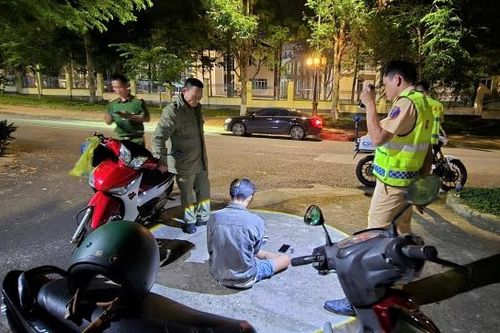 Cảnh sát giao thông tuần tra đêm, bắt giữ đối tượng tàng trữ chất ma túy