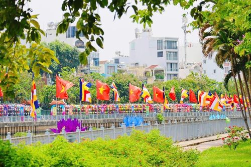 Rực rỡ cờ, hoa kính mừng ngày Đức Phật đản sanh
