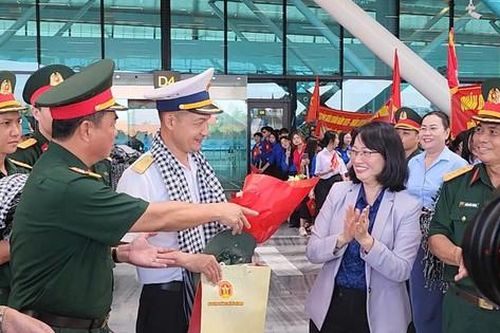 Xúc động tiễn các chiến sĩ diễu binh rời TP.HCM sau lễ kỷ niệm 50 năm Giải phóng miền Nam