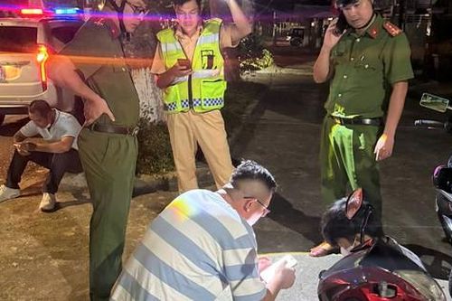 Tuần tra đêm, CSGT bắt quả tang nam thanh niên giấu ma túy trong gấu quần