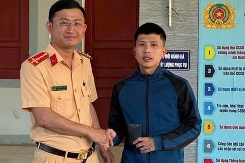 Nam thanh niên đánh rơi ví có 10 triệu đồng được CSGT tìm trả tận tay