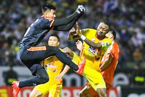 Nghịch lý Hoàng Vũ Samson với bóng đá Việt Nam