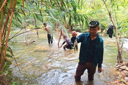 Mùa săn cá mát giữa đại ngàn Trường Sơn