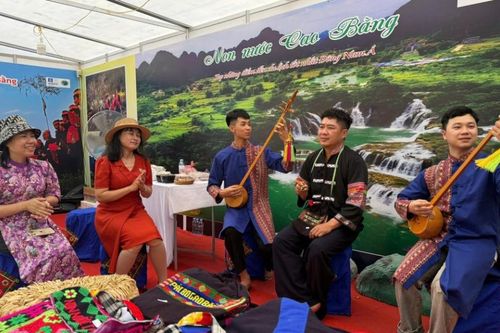 Trưng bày 'Không gian du lịch, di sản văn hóa Non nước Cao Bằng' tại thành phố Huế