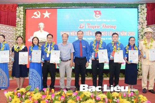 Những bông hoa tỏa sắc trong vườn hoa của Bác