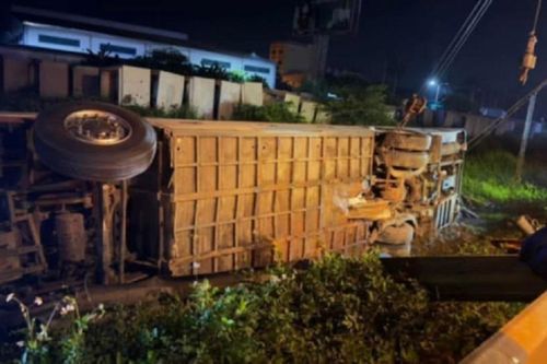 Xe khách chở 25 người lật trong đêm ở TP Hà Tĩnh