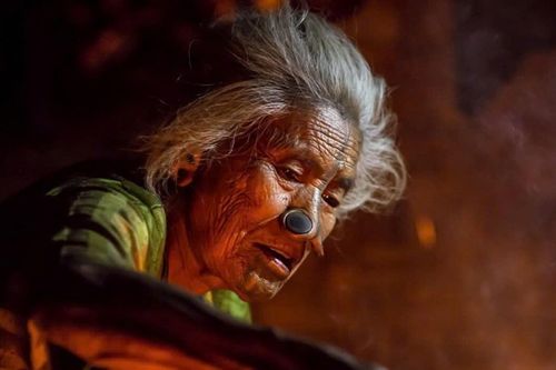 Kỳ lạ bộ tộc bắt phụ nữ bịt lỗ mũi để bớt đẹp