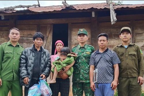 Tìm thấy bé gái 7 tuổi câm điếc đi lạc 2 ngày trong rừng Lai Châu