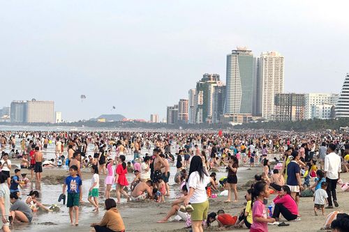 Biển người ở các bãi tắm Đà Nẵng và phố cổ Hội An dịp lễ 30/4-1/5