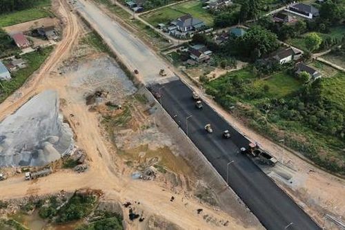 Trên đại công trường cao tốc Bắc - Nam qua Quảng Trị dịp nghỉ lễ