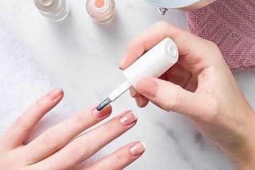 Mẹo sơn móng tay đẹp tại nhà mà không gây hại
