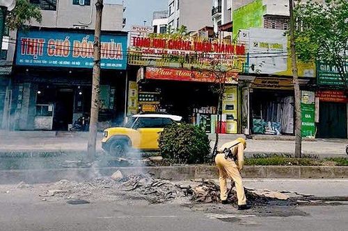 Cảnh sát giao thông phối hợp dập tắt đám phế liệu cháy trên đường Lê Trọng Tấn