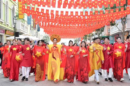 Trình diễn bộ sưu tập áo dài đặc biệt 'Hình chữ S'