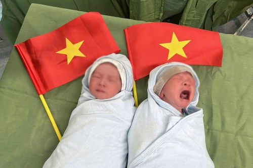 Chào đời ngày 30/4, cặp song sinh được đặt tên Thống Nhất, Hòa Bình