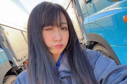 Nữ tài xế xe tải Nhật Bản gây sốt vì xinh như hot girl