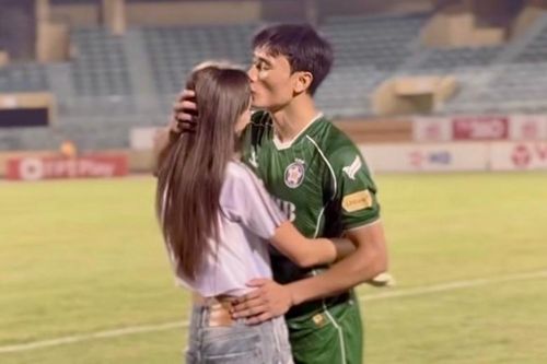 Bùi Tiến Dũng hôn vợ trên sân, gia đình Văn Lâm đi nghỉ dưỡng dịp lễ