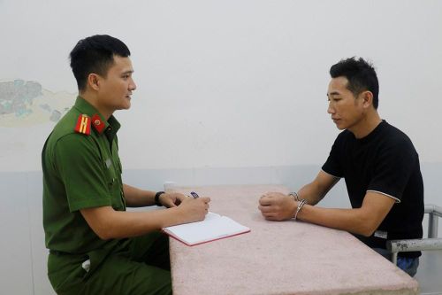 Tạm giữ người đàn ông say rượu hành hung cô giáo
