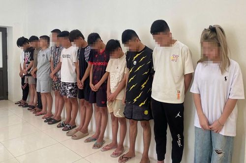 Trêu chọc bạn gái giữa đường, 2 thiếu niên bị đánh hội đồng bằng tuýp sắt