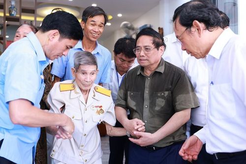 Thủ tướng Phạm Minh Chính thăm gia đình chính sách huyện Côn Đảo
