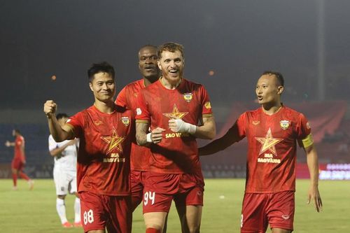 Sao trẻ Việt kiều ghi dấu ấn trong màn so tài với 'Quả bóng vàng' Việt Nam