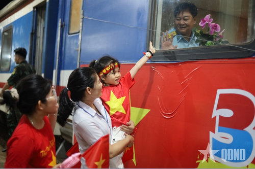Tiễn đoàn diễu binh ra miền Bắc trên đoàn tàu Thống Nhất: Lưu luyến, tự hào tiếp nối khúc khải hoàn