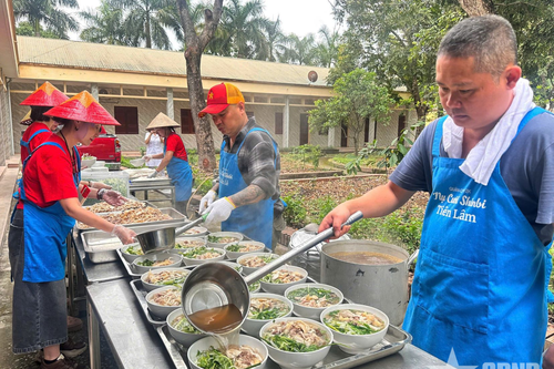Những suất ăn ấm tình người
