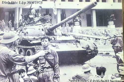 Vào dinh Độc Lập khi áo còn thấm máu