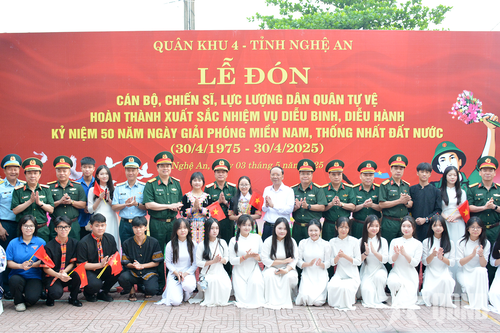Quân khu 4, tỉnh Nghệ An đón đoàn diễu binh, diễu hành số 1 dừng nghỉ tại ga Vinh