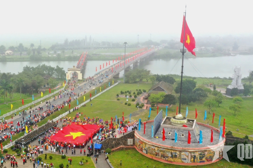 'Lá cờ còn, Tổ quốc còn!'