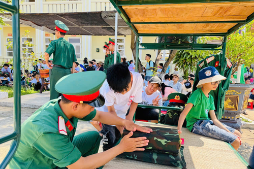 'Một ngày làm chiến sĩ' - gieo mầm yêu nước từ trải nghiệm thực tế