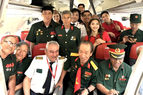 Chuyến bay Vietjet bất ngờ chào đón những người viết nên lịch sử