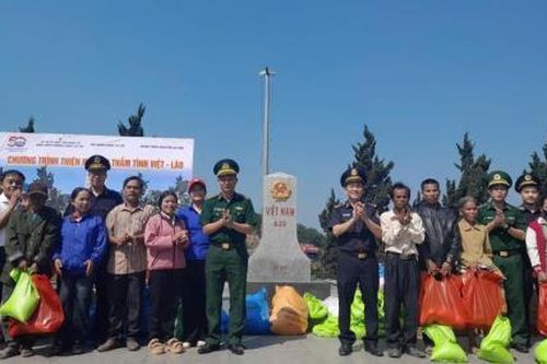 Giao lưu, tặng quà cho nhân dân xã biên giới Việt - Lào