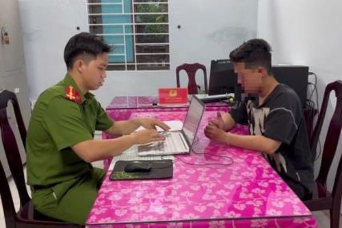 'Người tốt' bị lật tẩy