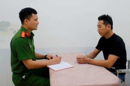 'Ma men' vào trường hành hung giáo viên
