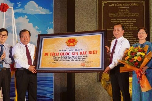 Bến cảng giữa lòng dân
