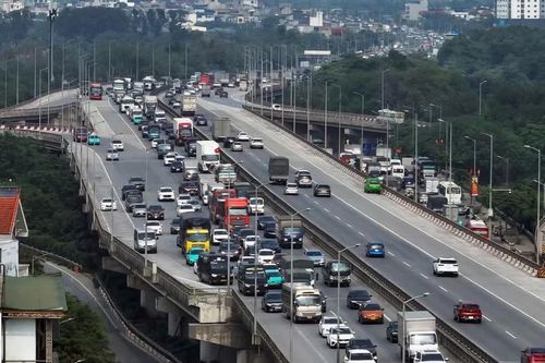 Người dân ùn ùn trở về Hà Nội sớm để tránh tắc đường