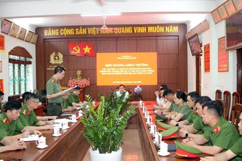 Lai Châu khen thưởng lực lượng phá chuyên án buôn bán 8 bánh heroin